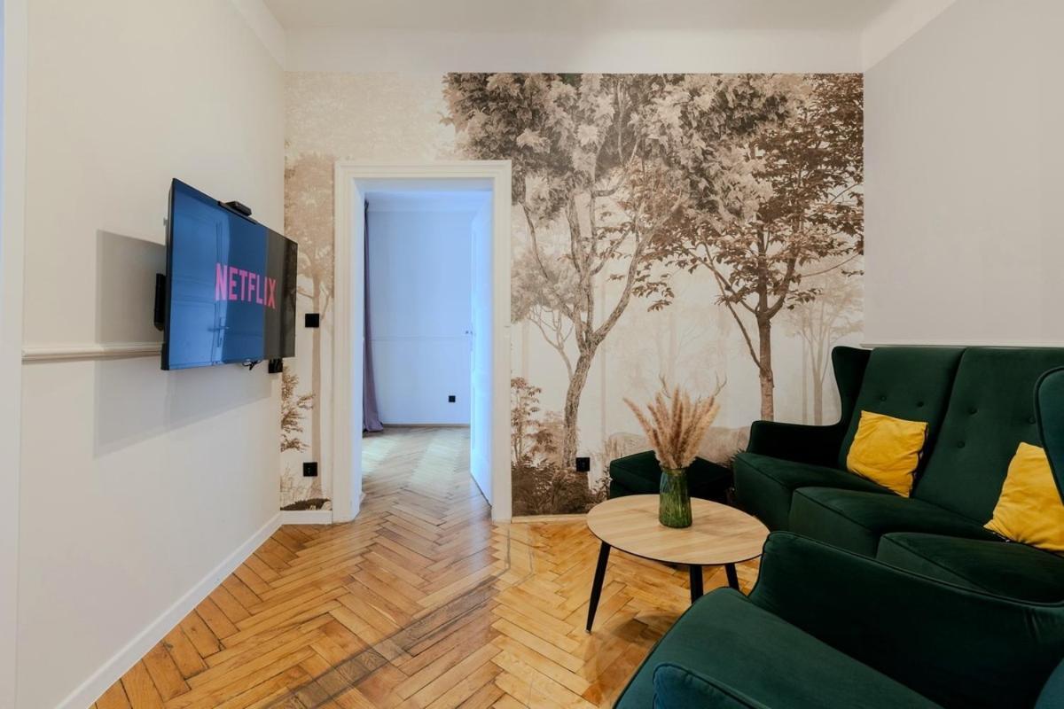 Classic Pilsudskiego Street Apartment